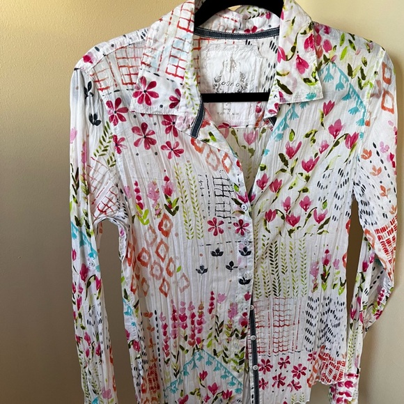 Cinco floral button down blouse. - Picture 2 of 5